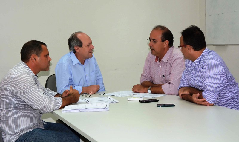 Secretário Josué Luz, prefeito Ronaldo Dimas, empresário Gilmar Carvalho e o produtor rural Nasser Iunes (da esq. à dir.)