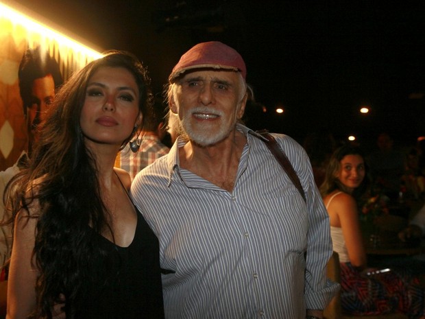 Francisco Cuoco e a namorada, Thaís Almeida, em evento na Zona Sul do Rio (Foto: Isac Luz/ EGO) 