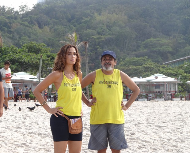 Camila Pitanga grava cenas na praia para Babilônia (Foto: Juliana Lessa / Gshow) 