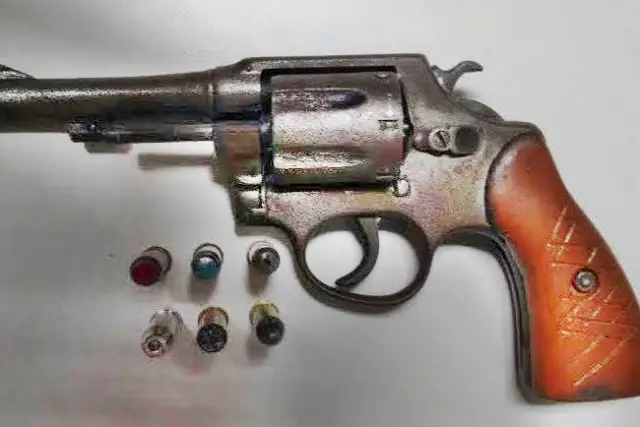 Jovem que portava arma de fogo em bar é preso pela PM em Araguaína