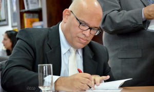 Foto 2 - Secretário de Cultura Melck Aquino assina o termo de posse - Foto Carlos Magno Secom