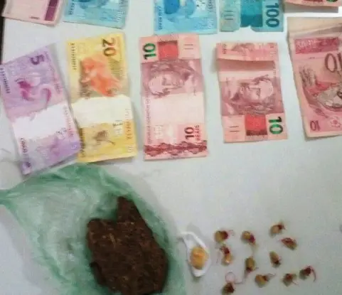 Polícia Militar prende quatro pessoas em ação de combate ao tráfico de drogas