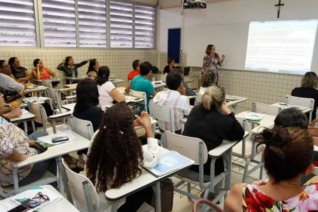 Educadores discutem texto-base do Plano Estadual da Educação