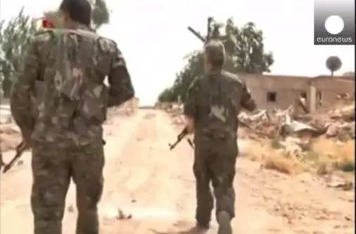 Síria: Tropas de Assad e curdos combatem EI na fronteira