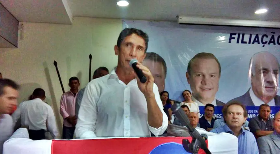 Raul se filia ao PR e critica gestão Amastha