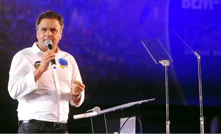 Aécio Neves é reeleito presidente do PSDB em convenção com fortes críticas ao governo Dilma