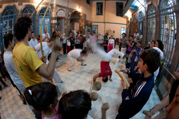 Capoeira muda a vida de refugiados em áreas de conflito, mostra pesquisa