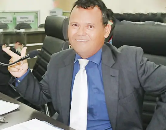 “Não sei o que é mais visível no Dimas: se a arrogância, o cinismo ou a careca”, diz Capixaba.