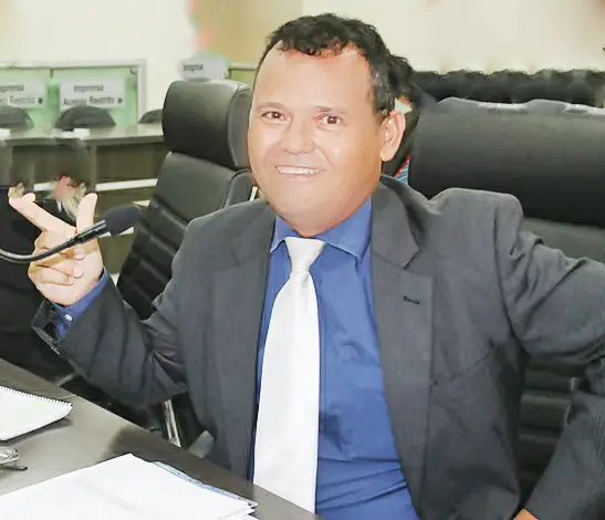 “Não sei o que é mais visível no Dimas: se a arrogância, o cinismo ou a careca”, diz Capixaba.