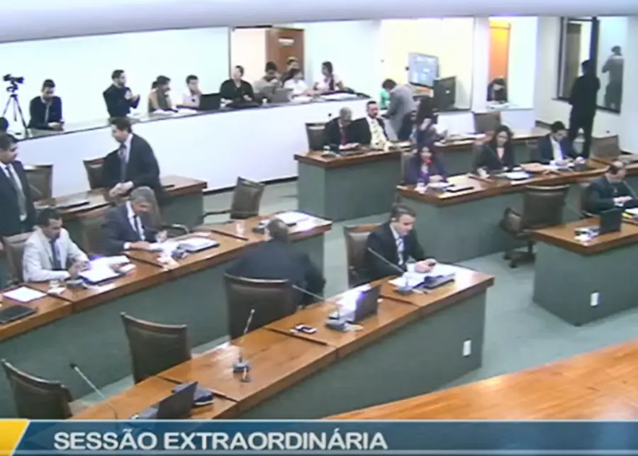 Deputados suspendem ação penal contra governador no STJ