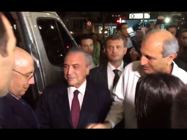 Temer visita Lula no hospital e é recebido aos gritos de ‘assassino’ e ‘golpista’ (VÍDEO)