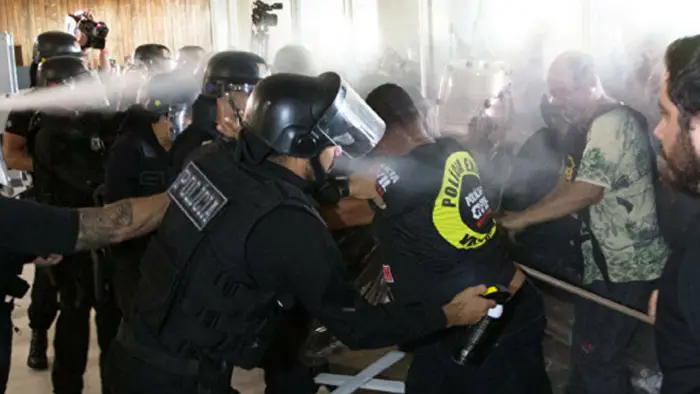 Agentes penitenciários invadem sessão e adiam votação da reforma da Previdência