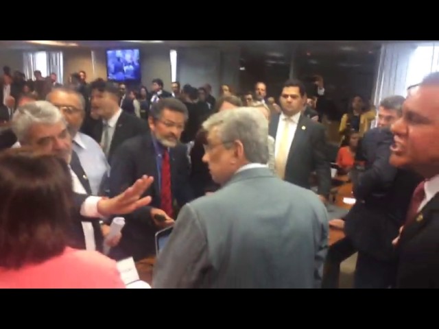 Senadores brigam em comissão e interrompem votação de reforma trabalhista; veja o vídeo
