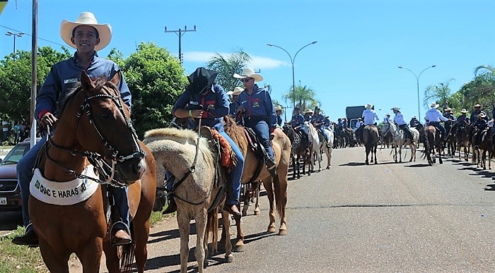 Cavalgada de Carmolândia reúne centenas de cavaleiros e amazonas