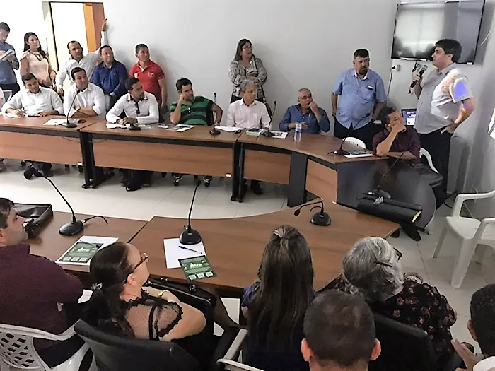 ATM traz professores da UFMG para apresentar aos prefeitos o sistema Transcolar Rural