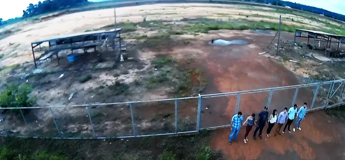 Estudantes oram em frente as obras paradas do HGA de Araguaína