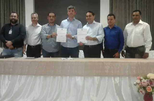 Em Pedro Afonso, Ministro dos Transportes assina autorização para contratação das obras das BRs 010 e 235; Prefeitos comemoram