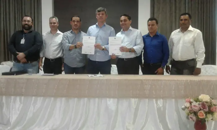 Em Pedro Afonso, Ministro dos Transportes assina autorização para contratação das obras das BRs 010 e 235; Prefeitos comemoram