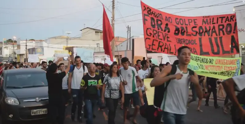 ESTUDANTES VOLTAM ÀS RUAS EM ARAGUAÍNA PELA EDUCAÇÃO E CONTRA BOLSONARO