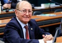 Enquanto novos políticos somem, Botelho mantém portas abertas; ‘Isso é trabalho de verdade’, diz morador