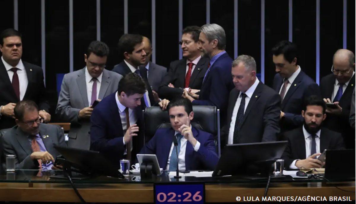 PEC da blindagem é aprovada por deputados e vai ao Senado