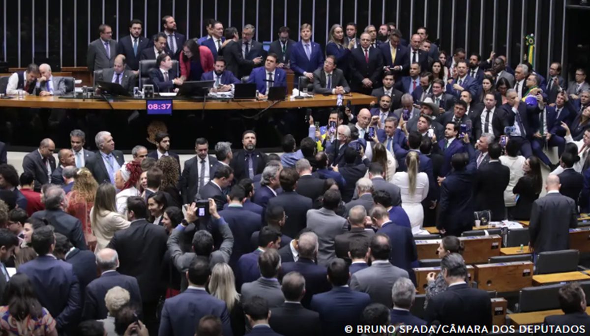 Câmara aprova urgência para projeto de anistia a golpistas