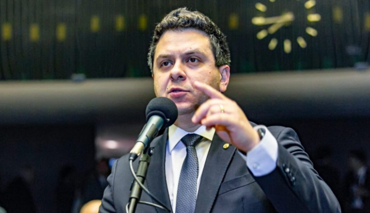 Tiago Dimas Sob Críticas: Atuação em Brasília Reacende Debate Sobre Responsabilidade da Justiça e do Eleitorado
