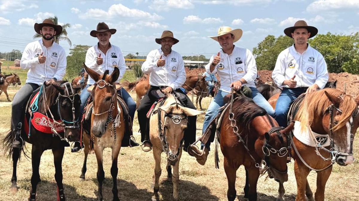 Amélio Cayres prestigia Cavalgada da Expoagra 2025 e reforça apoio às tradições sertanejas em Augustinópolis