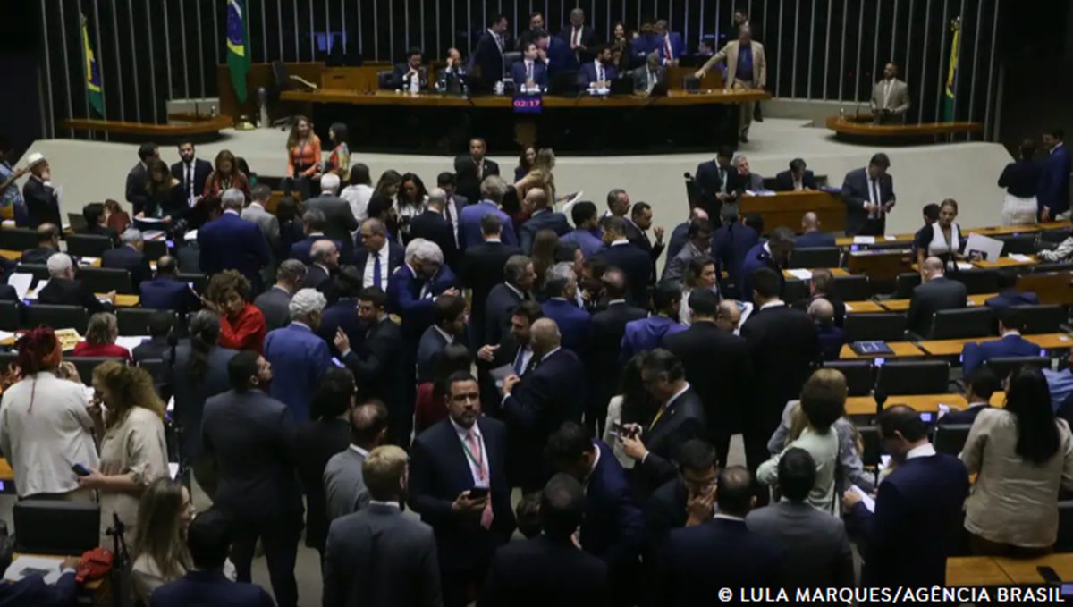 Câmara aprova isenção do IR para quem ganha até R$ 5 mil