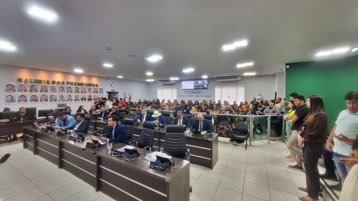 Profissionais da Educação ocupam Câmara de Araguaína e reforçam protesto contra retirada de direitos