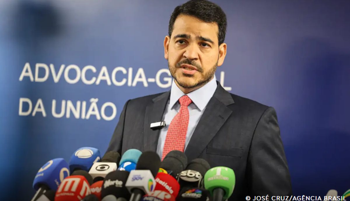 Lula indica Messias para vaga de Barroso no STF