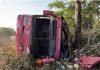 Ônibus com 46 passageiros tomba na BR-230 em Axixá do Tocantins; duas pessoas ficam feridas e oito têm lesões leves