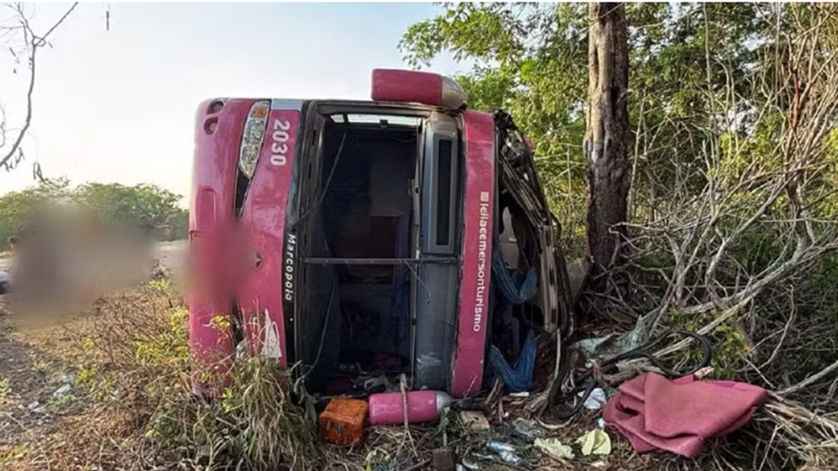 Ônibus com 46 passageiros tomba na BR-230 em Axixá do Tocantins; duas pessoas ficam feridas e oito têm lesões leves