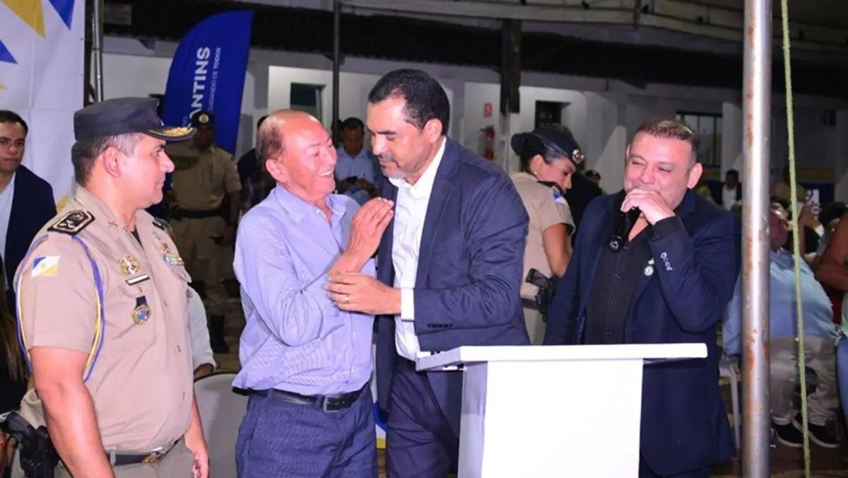 Ex-deputado prestigia troca de comando da PM em Araguaína ao lado do governador e ex-prefeita