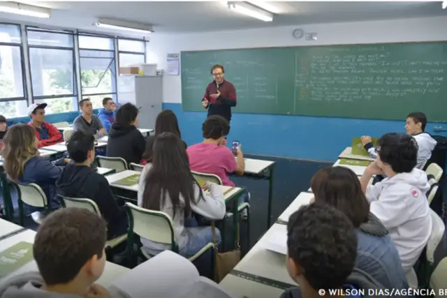 Piso do magistério tem reajuste de 5,4% e vai a R$ 5,1 mil em 2026