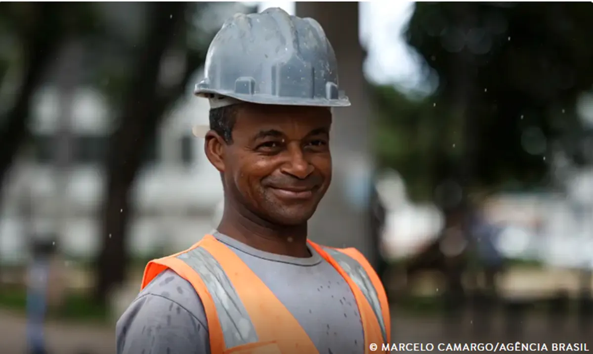 Trabalhadores que ganham até R$ 5 mil ficam isentos do IR a partir deste mês
