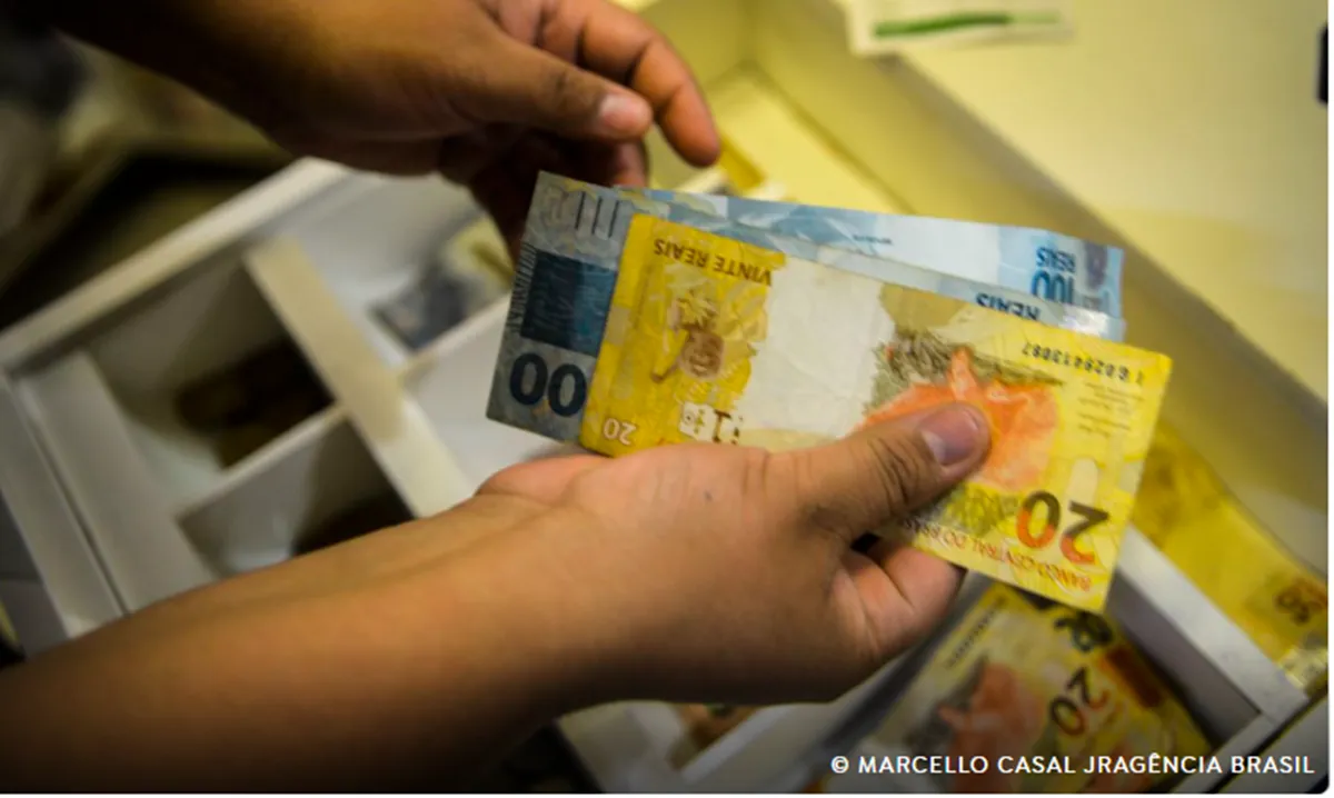 Governo propõe salário mínimo de R$ 1.717 em 2027