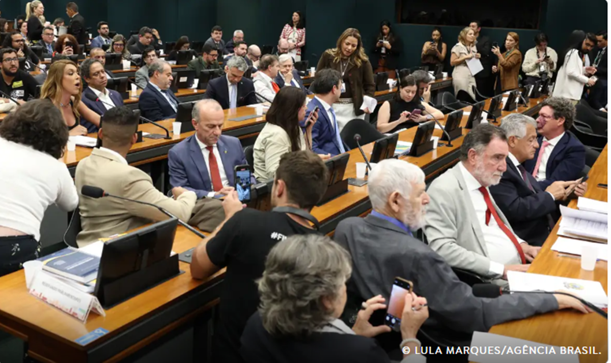 Pedido de vista adia votação da PEC do fim da 6×1 na CCJ da Câmara