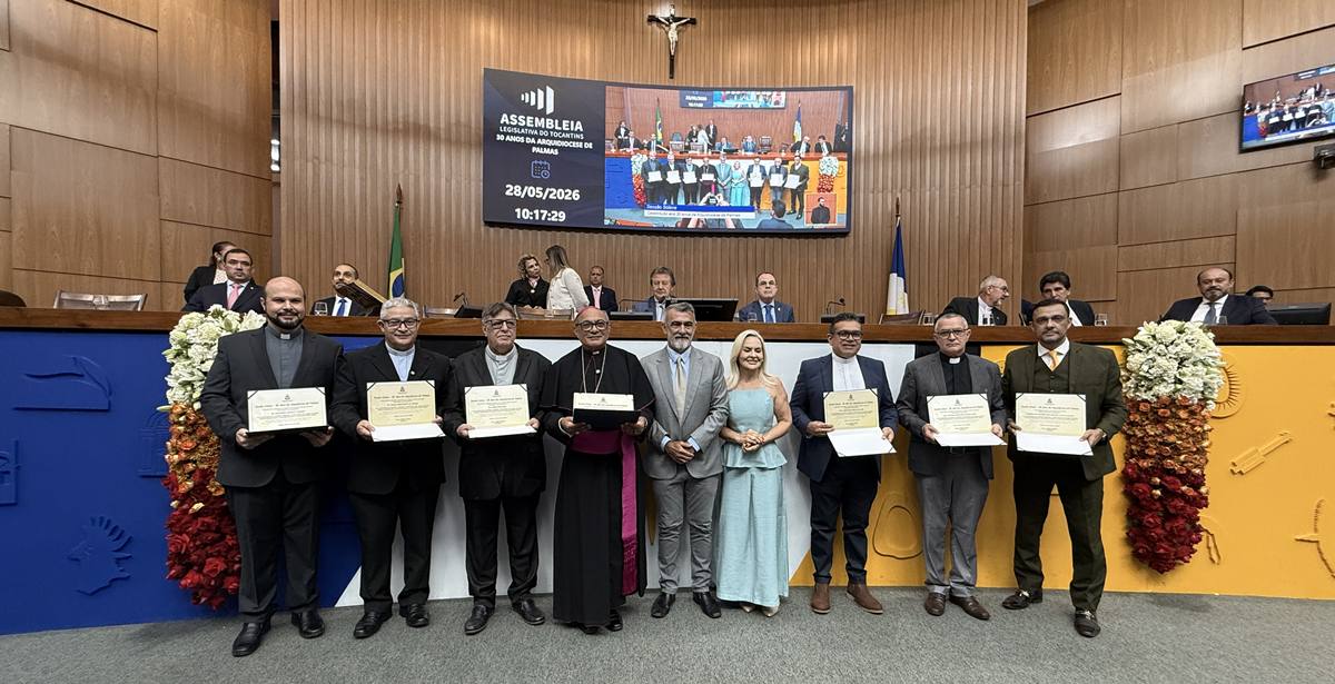 Amélio Cayres presta homenagens durante Sessão Solene dos 30 anos da Arquidiocese de Palmas