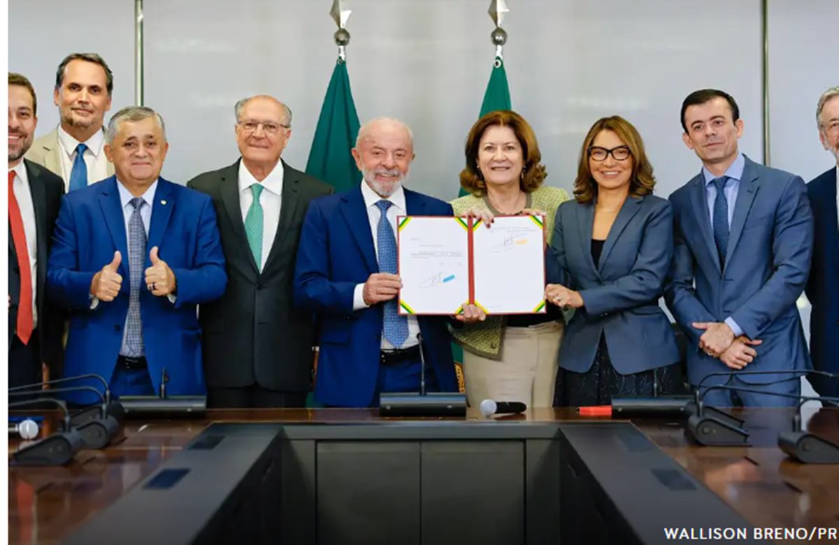 Lula assina MP e zera “taxa das blusinhas”