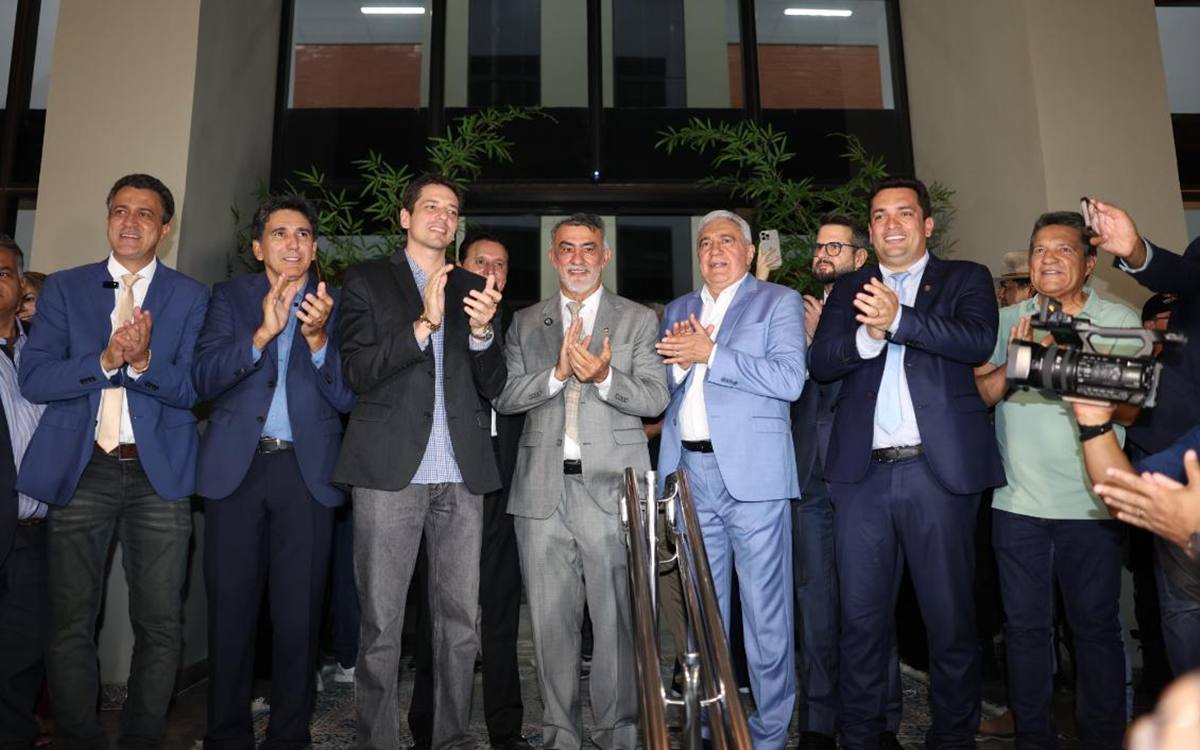 Deputados ressaltam trabalho de Amélio na inauguração de prédio administrativo