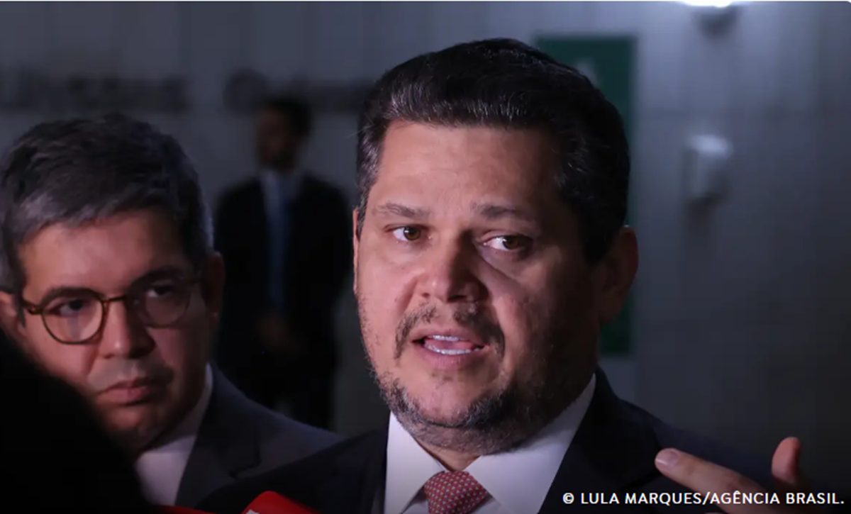Alcolumbre mantém PEC 6×1 travada em semana esvaziada no Senado