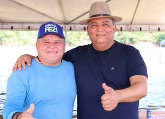 Senador Eduardo Gomes prestigia a Praia da Raposa, em Tupiratins