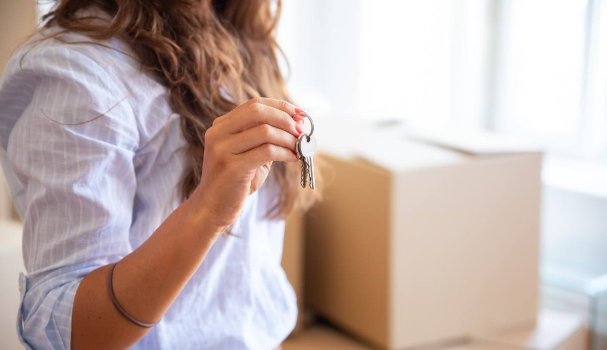 Pesquisa Serasa: 62,6% dos jovens que moram sozinho ainda vivem de aluguel; percentual cai entre as gerações mais velhas