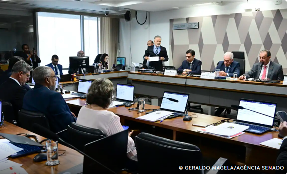 CCJ do Senado aprova PEC que acaba com jornada 6×1