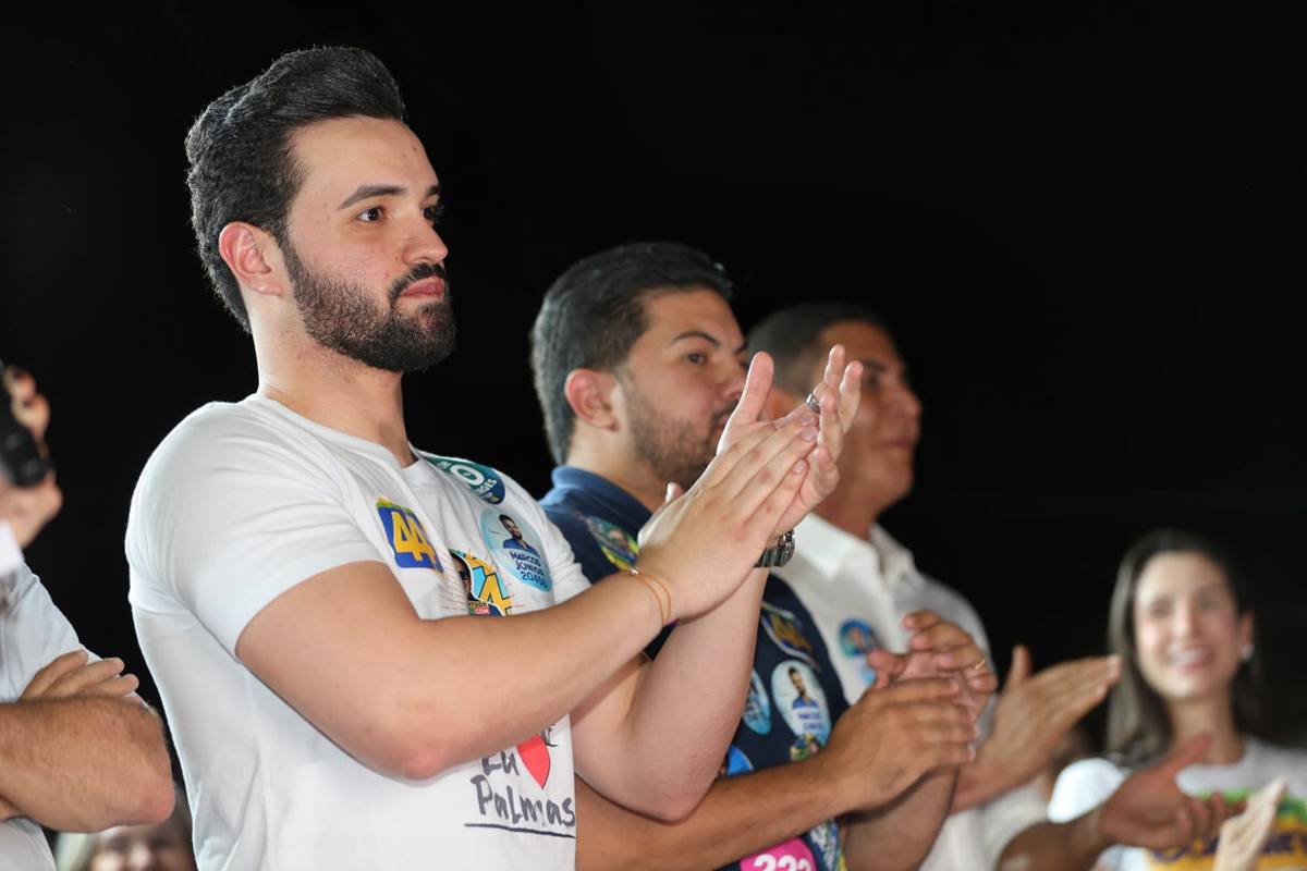 Em Dianópolis, Marcos Júnior     caminha com Dorinha, Wanderlei, Gaguim, Eduardo Gomes e Janad