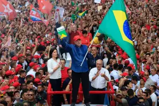Lula é reeleito presidente do Brasil em virada histórica