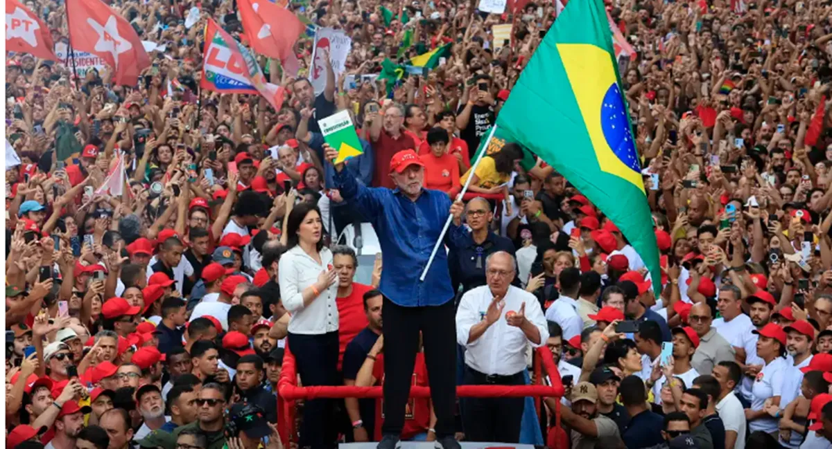 Lula é reeleito presidente do Brasil em virada histórica