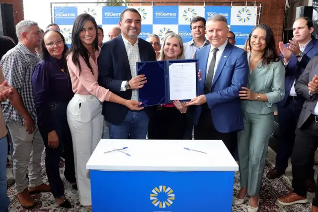 Wanderlei entrega 19 caminhonetes para reforçar assistência social em 17 municípios