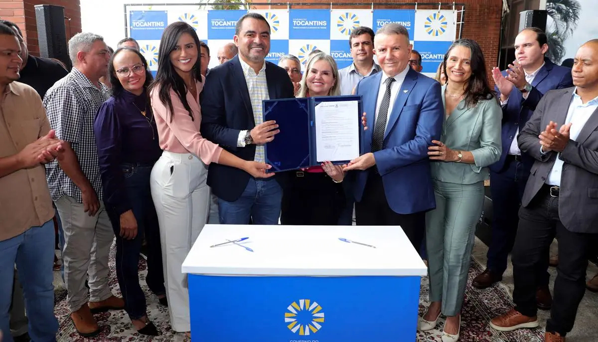 Wanderlei entrega 19 caminhonetes para reforçar assistência social em 17 municípios